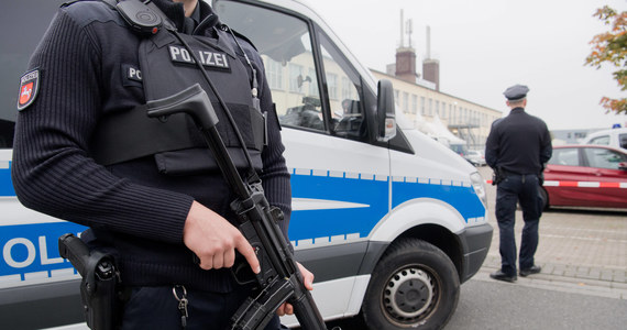 26-latek zaatakował nożem żołnierza austriackiej armii przed rezydencją ambasadora Iranu w Wiedniu. Jak poinformowała policja, funkcjonariusz - w obronie własnej - zastrzelił mężczyznę. Rzecznik ministerstwa obrony Austrii powiedział, że żołnierz próbował najpierw bronić się przy pomocy gazu pieprzowego, a kiedy to nie przyniosło skutku, sięgnął po pistolet.
