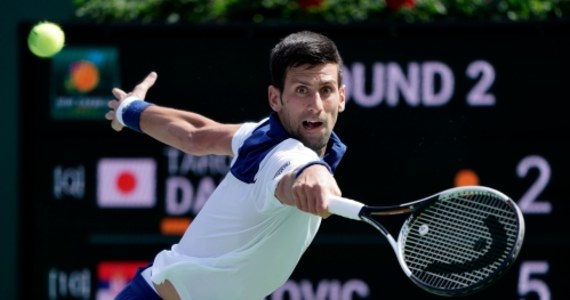 Były lider światowego rankingu tenisistów Novak Djokovic przegrał z zajmującym 109. pozycję w rankingu Japończykiem Taro Danielem 6:7 (3-7), 6:4, 1:6 w drugiej rundzie turnieju ATP serii Masters 1000 w kalifornijskim Indian Wells. Serb,  zdobywca 12 tytułów wielkoszlemowych w singlu, wrócił na kort po dwumiesięcznej przerwie spowodowanej operacją łokcia. W pierwszej rundzie miał tzw. wolny los. W Indian Wells triumfował pięciokrotnie (2008, 2011 i 2014-16).