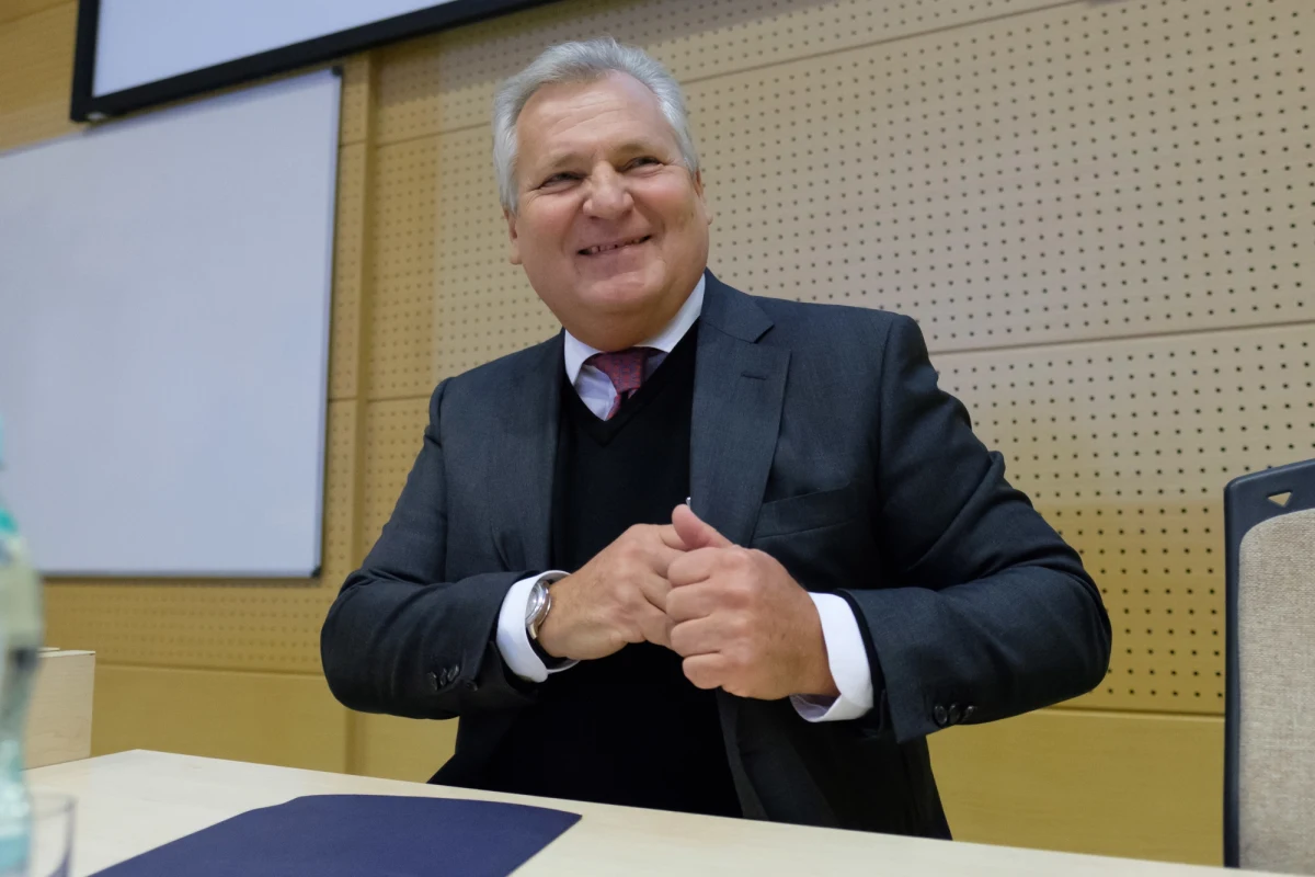 Prokuratura analizuje przepływy finansowe na kontach współpracowników oraz znajomych rodziny byłego prezydenta. Wystąpi też o kolejne dane bankowe. Część wcześniejszych materiałów CBA w sprawie "willi Kwaśniewskich" teraz uznano na materiały dowodowe - donosi poniedziałkowe "Do Rzeczy".
