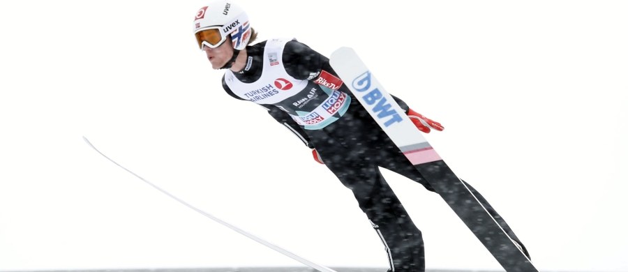 Kamil Stoch ciągle jest zdecydowanym liderem Pucharu Świata w skokach narciarskich. Jednak po wczorajszym triumfie w Oslo Daniela Andre Tande, trudno nie zacząć zastanawiać się, czy to właśnie on nie będzie w końcówce sezonu najważniejszym rywalem Polaka w walce o Kryształową Kulę. Jest za wcześnie by bić na alarm. Stoch ma naprawdę solidną przewagę, ale warto przeanalizować sytuację.