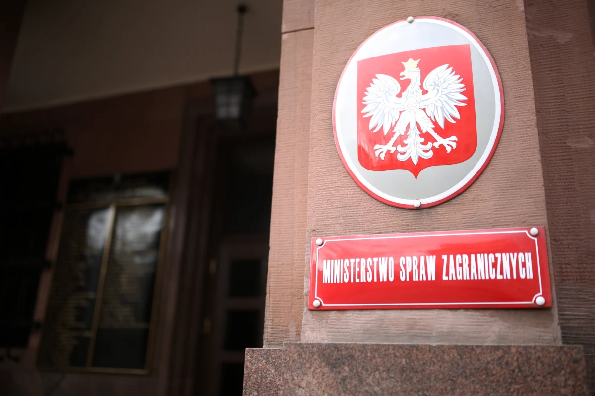 Jest postępowanie sprawdzające dotyczące niejawnej notatki MSZ o stosunkach polsko-amerykańskich. Zawiadomienie o podejrzeniu ujawnienia tajnych informacji z wewnętrznej korespondencji ministerstwa złożył dyrektor generalny służby zagranicznej z resortu dyplomacji. 