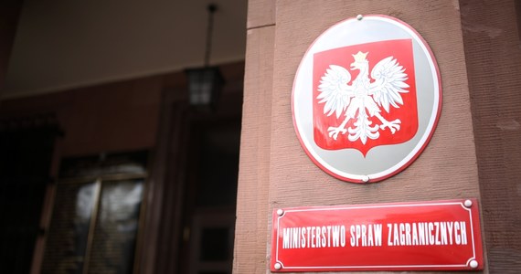 Jest postępowanie sprawdzające dotyczące niejawnej notatki MSZ o stosunkach polsko-amerykańskich. Zawiadomienie o podejrzeniu ujawnienia tajnych informacji z wewnętrznej korespondencji ministerstwa złożył dyrektor generalny służby zagranicznej z resortu dyplomacji. 