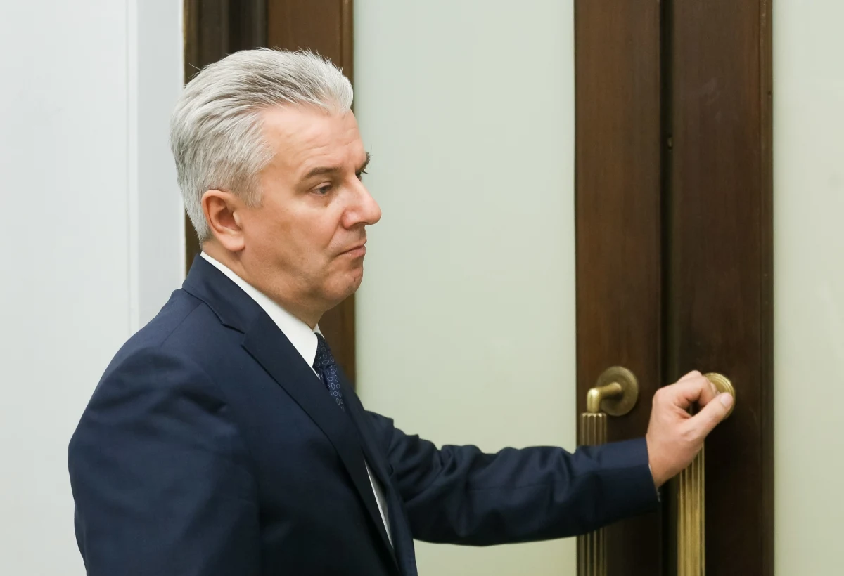 Zarzut nielegalnego zdobycia pozwolenia na broń usłyszał w Prokuraturze Regionalnej w Katowicach były minister i poseł PO Cezary Grabarczyk. "Po stawieniu się w prokuraturze poseł został przesłuchany w charakterze podejrzanego. W przesłuchaniu uczestniczył jego obrońca" - informują śledczy. 