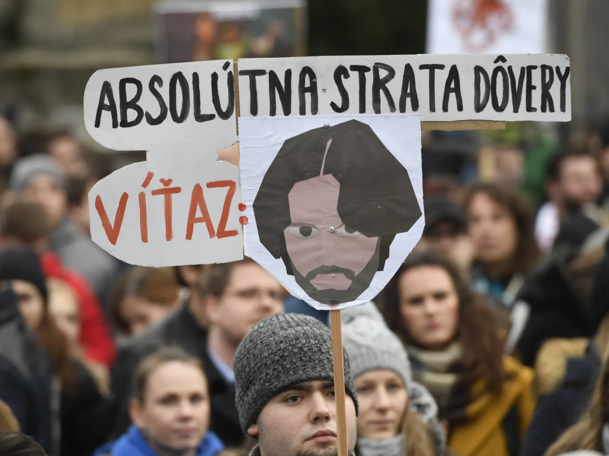 Minister spraw wewnętrznych Słowacji Robert Kaliniak podał się do dymisji. Jak tłumaczył, to pokłosie dokonanego pod koniec lutego, zabójstwa dziennikarza śledczego Jana Kuciaka i jego partnerki Martiny Kusznirovej. Morderstwo wywołało na Słowacji polityczny kryzys. 
Sprowokowało również społeczne protesty, których uczestnicy domagali się między innymi odwołania Kaliniaka - przedstawiciela kierowanej przez premiera Roberta Fico partii Kierunek-Socjaldemokracja (Smer-SD).