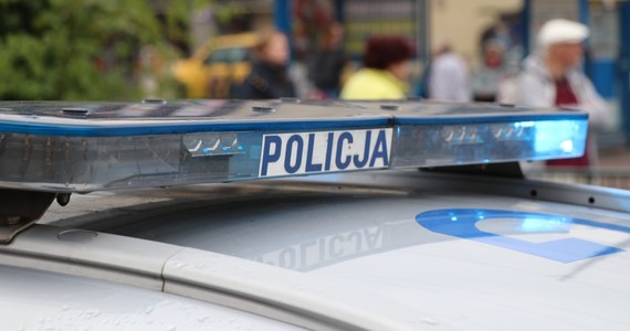 Policjanci wyjaśniają okoliczności tajemniczej śmierci kobiety w Sokołowie Podlaskim na Mazowszu. Z nieoficjalnych informacji wynika, że kobietę mógł zastrzelić jej syn.