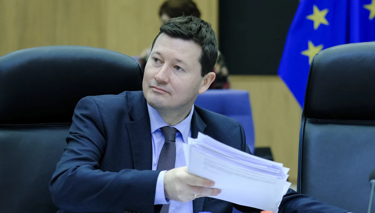 ​Martin Selmayr od początku kadencji obecnej KE wzbudza kontrowersje. To szara eminencja. Bez jego udziału nie zapada żadna decyzja w Brukseli. Faktycznie to on rządzi KE, a nie Jean-Claude Juncker. Jest ważniejszy od niejednego komisarza, ale budzi bardzo mieszane uczucia. Przez jednych uwielbiany jako świetny strateg, niezwykle inteligentna osoba, która zawsze przewiduje trzy kroki naprzód. "Wprowadził do tej instytucji pewien porządek, zdyscyplinował urzędników" - chwali wysoki rangą urzędnik. Zupełnie przeciwnego zdania jest jego kolega. "Nie można mu ufać, to bezwzględny socjopata, który nie cofnie się przed niczym, żeby osiągnąć cel, który sobie stawia" - mówi. Często określany jest jako "Machiavelli", "Potwór z Berlaymontu" (siedziba KE) czy "Rasputin". 