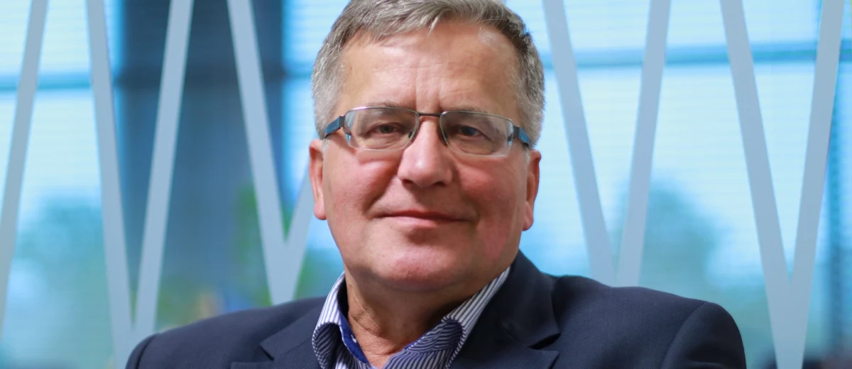 „Najpierw PiS naprodukował największą liczbę wiceministrów w historii wolnej Polski, a teraz ich zwalnia” – tak decyzję Mateusza Morawieckiego o odwołaniu 17 wiceministrów skomentował w Popołudniowej rozmowie w RMF FM były prezydent Bronisław Komorowski. Według niego, do ministerstw „bardzo często są powoływani ludzie według klucza partyjnego czy klucza znajomości, a na końcu są dopiero zadania”. „Co robi w rządzie była premier Szydło? Co robi pani Kempa? No jakie one mają zadania? (...) Tu o żadne nowe zadania nie chodzi, tylko o to, że trzeba utrzymać na zapotrzebowanie partyjne konkretne osoby po to, by miały przyzwoite pensje, ochronę BOR-owską, dostawali premie” – mówił. Były prezydent uważa także, że ministrowie powinni „zarabiać jak najlepiej” „Tylko jednocześnie trzeba ich rozliczać za pracę. Tymczasem pani premier Szydło dostała premię na odchodne, sama sobie dała” – zaznaczył. Gość RMF FM skrytykował także pomysł, aby wiceministrowie łączyli część pensji poselskiej i ministerialnej, nazywając ideę „nieprzyzwoitą”. „Gdy pełniłem w sposób dramatyczny funkcje i marszałka Sejmu i głowy państwa po śmierci Lecha Kaczyńskiego, z mocy konstytucji, do głowy mi nie przyszło, żeby wziąć dodatkową pensję lub pół dodatkowej pensji” – wspomina. Komorowski uważa także, że obecna sytuacja Pierwszej Damy wymaga zmian. „Sytuacja jest niezdrowa, jeśli żona prezydenta jest aktywna. Moja pracowała i nie miała grosza z tego tytułu. Powiem więcej: straciła szansę na emeryturę, bo nie miała składki ZUS-owskiej płaconej przez 5 lat” – opowiadał gość Marcina Zaborskiego. Według byłego prezydenta, aby to naprawić „wystarczy zgłosić projekt ustawy (w tej sprawie)". "Niech pan premier to zrobi” - apeluje.