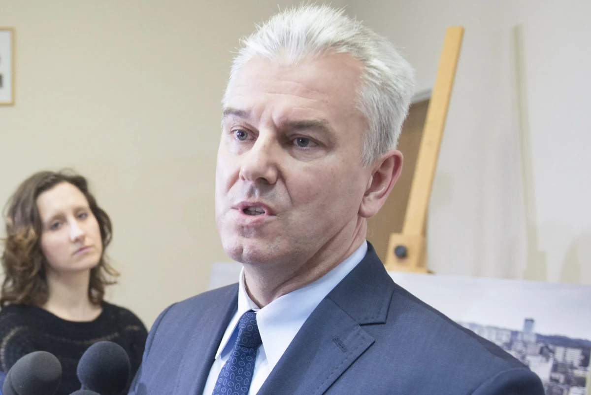 ​Poseł PO Cezary Grabarczyk ocenił, że postawienie mu zarzutów poświadczenia nieprawdy w toku postępowania o wydanie pozwolenia na posiadanie broni palnej to działania mające zastraszyć opozycję. "Nie złamałem prawa" - podkreślił w wygłoszonym w Łodzi oświadczeniu.