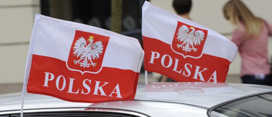 Polacy największą sympatią darzą Czechów, Włochów, Amerykanów, Anglików, Słowaków oraz Węgrów – wynika z najnowszego sondażu CBOS. Z największym dystansem podchodzą do Arabów, Romów i Rosjan.