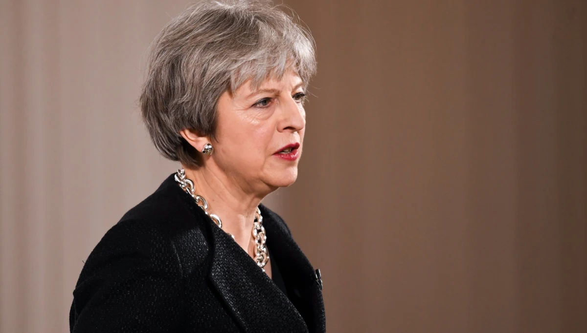 Brytyjska premier Theresa May powiedziała w Izbie Gmin, że brytyjski rząd uznał za "wysoce prawdopodobne", iż za próbą zabójstwa byłego rosyjsko-brytyjskiego szpiega Siergieja Skripala stała Rosja, i zażądał od Kremla złożenia pilnych wyjaśnień. May ujawniła w Izbie Gmin, że w ataku na nich użyto broni chemicznej typu "nowiczok", która była w przeszłości produkowana i używana przez Związek Radziecki i Rosję. Nie doprecyzowała jednak, w jaki sposób została ona podana ofiarom.

