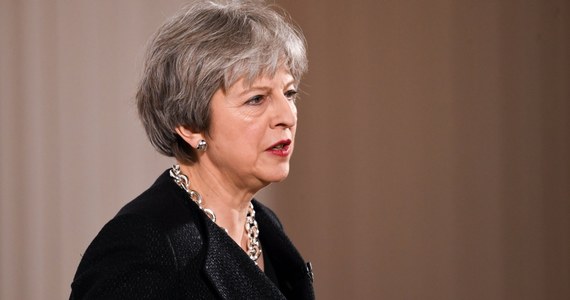 Brytyjska premier Theresa May powiedziała w Izbie Gmin, że brytyjski rząd uznał za "wysoce prawdopodobne", iż za próbą zabójstwa byłego rosyjsko-brytyjskiego szpiega Siergieja Skripala stała Rosja, i zażądał od Kremla złożenia pilnych wyjaśnień. May ujawniła w Izbie Gmin, że w ataku na nich użyto broni chemicznej typu "nowiczok", która była w przeszłości produkowana i używana przez Związek Radziecki i Rosję. Nie doprecyzowała jednak, w jaki sposób została ona podana ofiarom.
