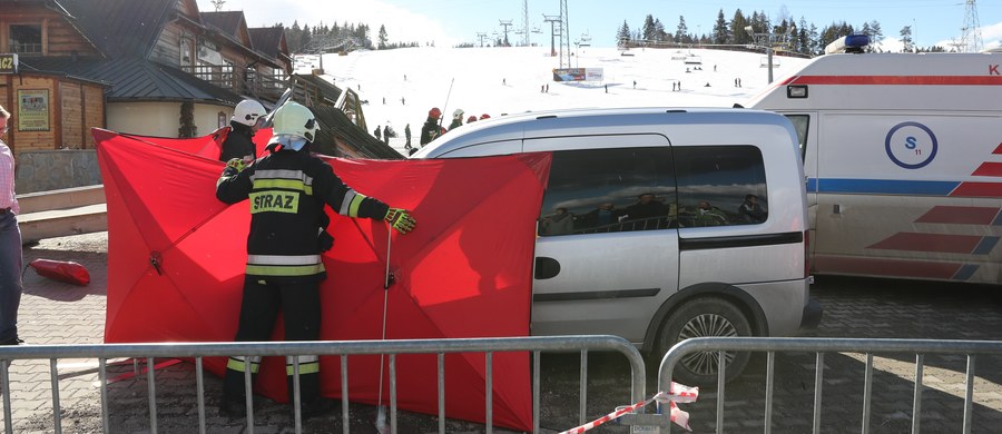 "Zakopiańska prokuratura zakończyła oględziny miejsca wypadku, w którym zginęła 70-latka, a jej 7-letni wnuk został poważnie ranny. We wtorek ruszy śledztwo w tej sprawie" - powiedziała szefowa zakopiańskiej prokuratury Barbara Bogdanowicz. Do wypadku doszło w pobliżu ośrodka narciarskiego w Białce Tatrzańskiej na Podhalu. Kobiety nie udało się uratować. 