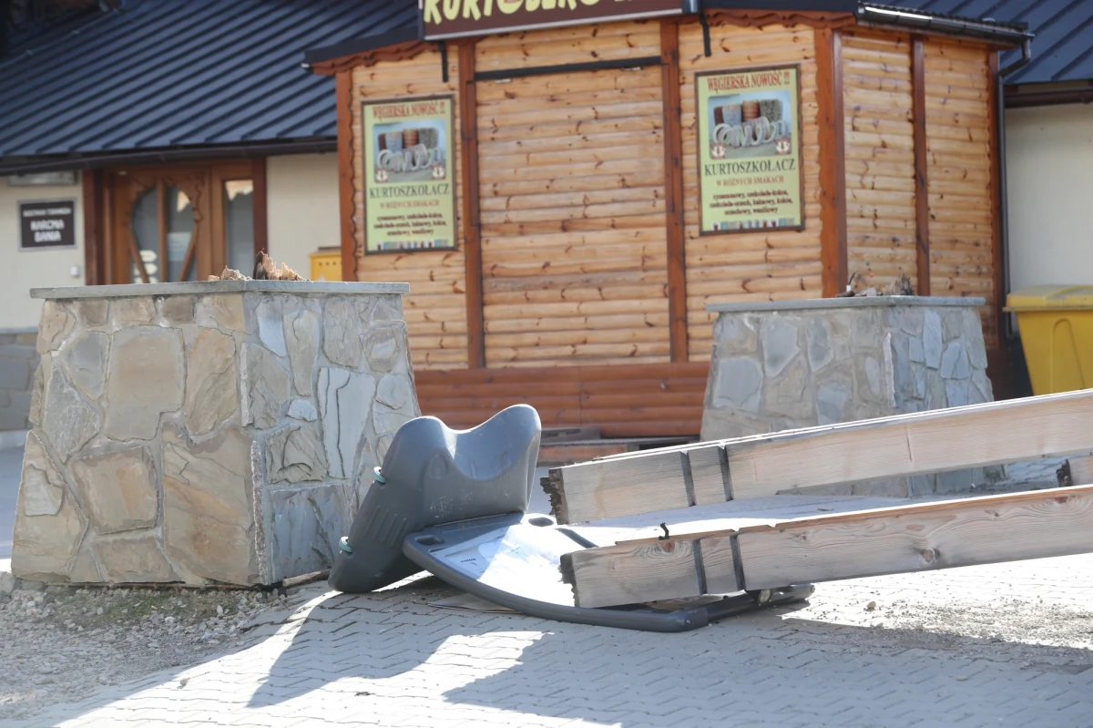 70-letnia kobieta nie żyje, a jej 7-letni wnuk w ciężkim stanie został śmigłowcem przewieziony do krakowskiego szpitala. W poniedziałek na kobietę i dziecko, spacerujących deptakiem w Białce Tatrzańskiej spadła drewniana, ozdobna brama. Okoliczności wypadku wyjaśniają policjanci i prokuratorzy. Została zabezpieczona dokumentacja, oraz fragmenty konstrukcji, która się przewróciła. 