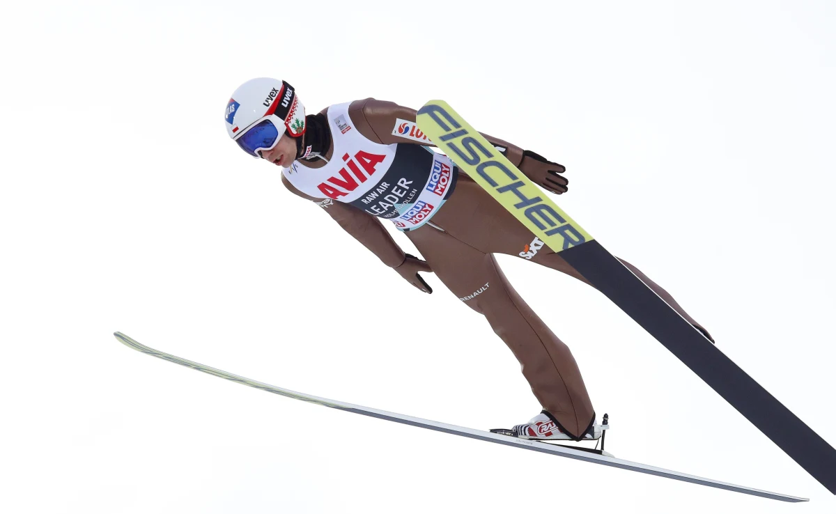 Kamil Stoch, który w poniedziałkowych kwalifikacjach na Lysgardsbakken w norweskim Lillehammer zdeklasował rywali uzyskując odległość 139,5 m, będzie dzisiaj głównym kandydatem do zwycięstwa w drugim indywidualnym konkursie cyklu Raw Air. Drugi w kwalifikacjach Dawid Kubacki wylądował o 8 m bliżej, a trzeci Norweg Robert Johansson o 8,5 m bliżej.