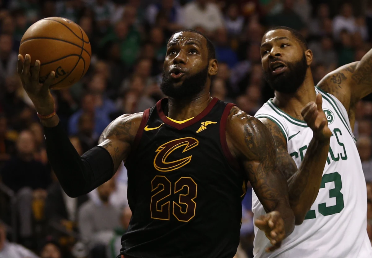 Słynny koszykarz LeBron James zdradził w rozmowie z portalem ESPN, że jest w stanie grać zawodowo nawet do czterdziestki, jeśli tylko… jego syn będzie miał realne szanse, by stanąć naprzeciwko niego na parkietach NBA. "Takiej okazji nie mógłbym przepuścić" - stwierdził Amerykanin.