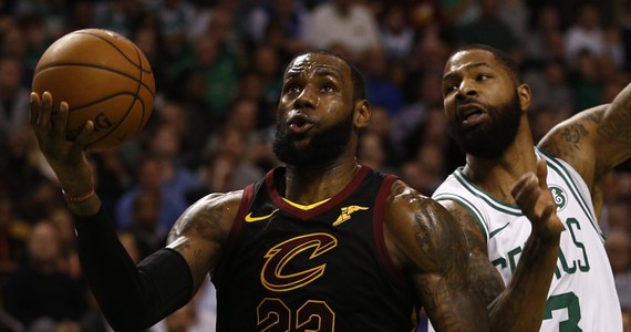 Słynny koszykarz LeBron James zdradził w rozmowie z portalem ESPN, że jest w stanie grać zawodowo nawet do czterdziestki, jeśli tylko… jego syn będzie miał realne szanse, by stanąć naprzeciwko niego na parkietach NBA. "Takiej okazji nie mógłbym przepuścić" - stwierdził Amerykanin.