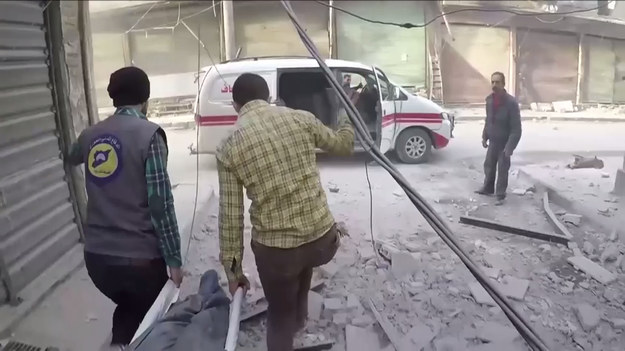 Wideo przedstawia akcję ratowniczą Białych Hełmów, ochotniczej formacji obrony cywilnej w Syrii.
