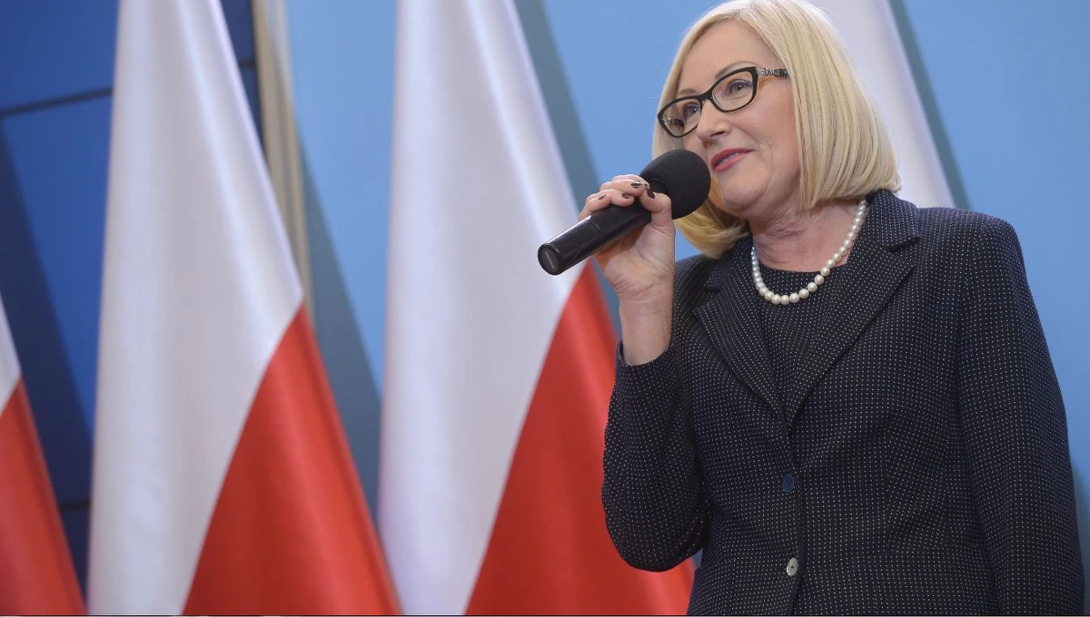 Rzeczniczka rządu Joanna Kopcińska, szef gabinetu premiera Marek Suski, szef Komitetu Stałego Jacek Sasin oraz inne osoby z kierownictwa Kancelarii Premiera. W sumie kilkanaście osób z gabinetu Mateusza Morawieckiego dostało nagrody. Stało się to w momencie, kiedy wyszło na jaw, że w ubiegłym roku nagrody swoim ministrom przyznała ówczesna premier Beata Szydło.