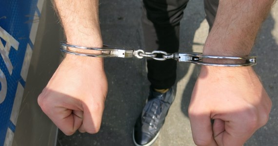 Na trzy miesiące trafił do aresztu 23-latek, który w sobotę w Rybniku, podczas uroczystości ślubnej zaatakował nożem młodą parę. W poniedziałek mężczyzna usłyszał zarzut usiłowania zabójstwa 20-letniej Nikoli K. i 25-letniego Sebastiana S. Sąd uzasadnił decyzję o tymczasowym areszcie wysoką karą grożącą 23-latkowi, obawą matactwa i uzasadnioną obawą przed jego ucieczką. 