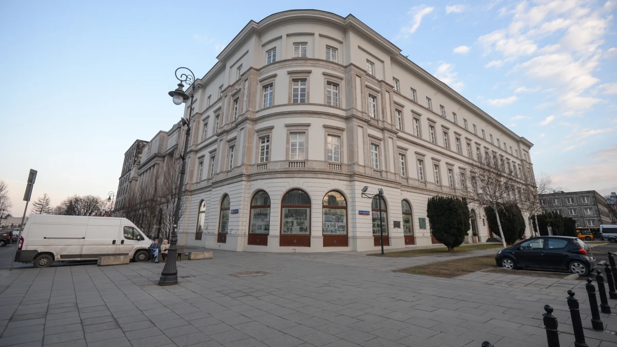 Stołeczny ratusz zaskarży decyzję ws. lokalizacji pomnika prezydenta Lecha Kaczyńskiego - dowiedział się reporter RMF FM Krzysztof Zasada. Przypomnijmy, wojewoda mazowiecki zdecydował, że monument stanie obok budynku Garnizonu Warszawa w obrębie placu Piłsudskiego.