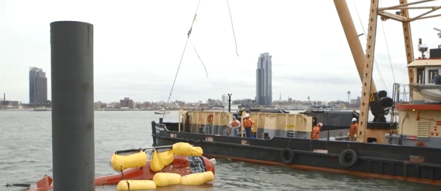 Śmigłowiec, który w poniedziałek wpadł do East River w Nowym Jorku, został wydobyty! W akcji wyciągania wraku wzięli udział płetwonurkowie. Do helikoptera przyczepiono pływaki wypełnione powietrzem, dzięki którym maszyna mogła unosić się na powierzchni. Została odholowana przez specjalistyczną łódź. W katastrofie zginęło pięć osób, przeżył tylko pilot.
