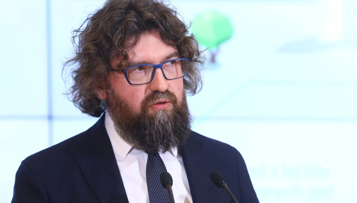 Jest problem z powołaniem nowego ministra od smogu. Typowany na to stanowisko Piotr Woźny stawia warunki. W ramach zapowiedzianego niedawno "odchudzania rządu" premier Mateusz Morawiecki odwołał dotąd 17 wiceministrów - wśród nich wiceszefa resortu przedsiębiorczości i technologii Piotra Woźnego, który niespełna trzy tygodnie temu został przedstawiony właśnie jako wiceminister od smogu. Teraz - jak donosi dziennikarz RMF FM Krzysztof Berenda - Woźny ma dostać nową funkcję, ale ostro negocjuje.