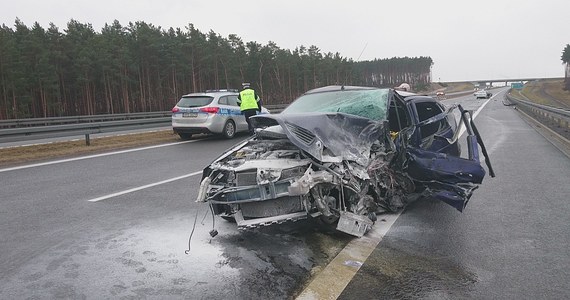 Tragiczny wypadek na S3. Na wysokości węzła Jordanowo na pasie w kierunku Zielonej Góry zderzyły się dwa samochody. Jedna osoba zginęła, druga została ranna. Ze wstępnych ustaleń policji wynika, że kierowca renault jechał pod prąd i czołowo zderzył się ze skodą, którą kierowała kobieta.