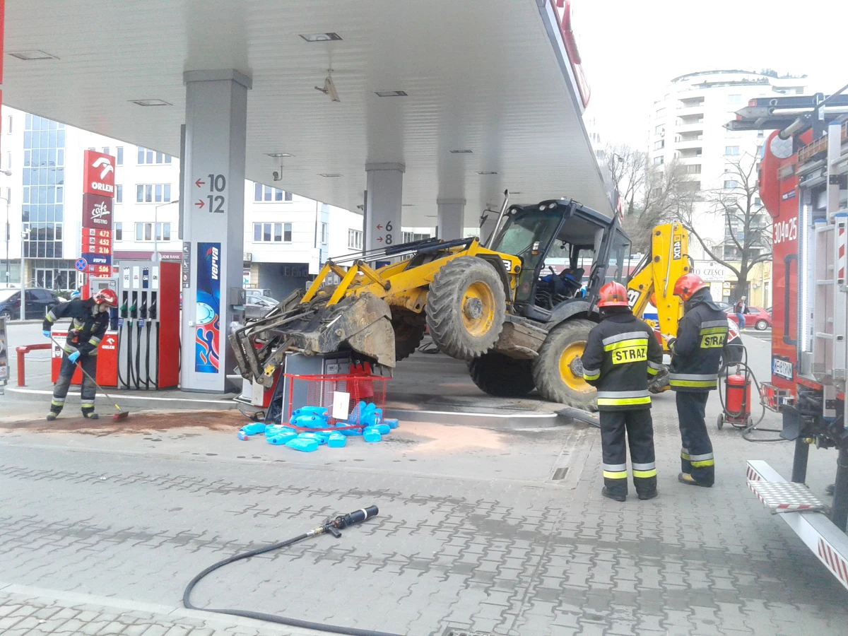 Nietypowy wypadek na stacji benzynowej na warszawskiej Woli. Koparka staranowała tam dystrybutor. 