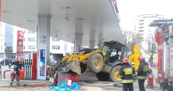 Nietypowy wypadek na stacji benzynowej na warszawskiej Woli. Koparka staranowała tam dystrybutor. 