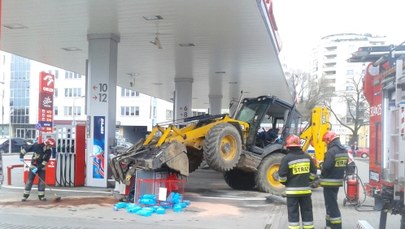 Wypadek na stacji benzynowej. Koparka staranowała dystrybutor