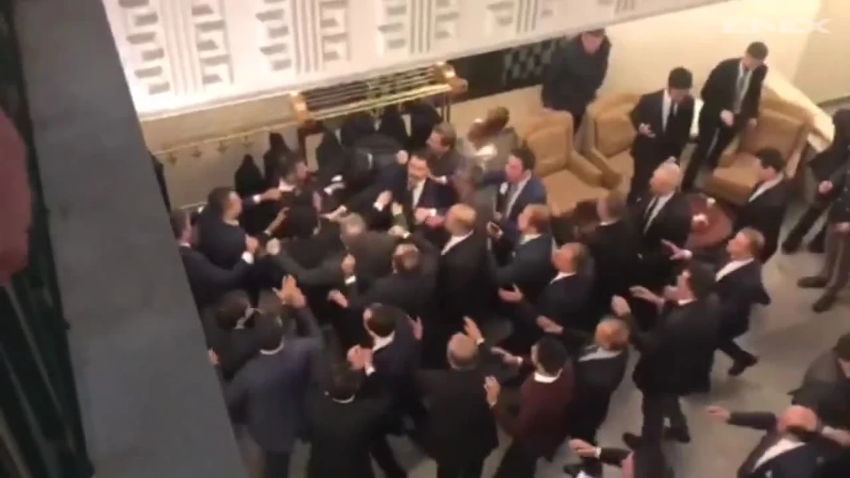 Turecki parlament przegłosował kontrowersyjne zmiany w prawie wyborczym. Krytycy zmian sugerują, że mogą one doprowadzić do fałszerstw i wypaczenia wyniku wyborczego na korzyść rządzącej partii prezydenta Erdogana. Po głosowaniu doszło do szarpaniny pomiędzy parlamentarzystami. 
