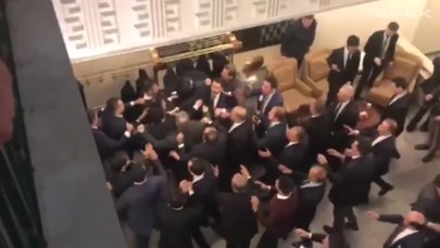 Bijatyka w tureckim parlamencie! Poszło o zmiany w prawie wyborczym