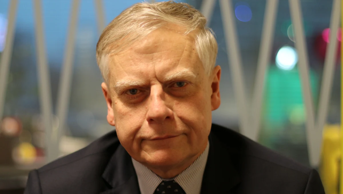 „(O dymisji) Dowiedziałem się w niedzielę wieczorem od pana premiera Gowina, a wczoraj rano premier Morawiecki zaprosił mnie i innych kolegów do kancelarii. W bardzo eleganckiej formie podziękował nam za współpracę i oficjalnie powiedział, że przyjmuje dymisję złożoną przez nas przy zmianie rządu” – mówił gość Popołudniowej rozmowy w RMF FM, odwołany wiceminister nauki i szkolnictwa wyższego Aleksander Bobko. Pytany, czy ma żal do premiera, odpowiedział: „Trochę może jest, bo to najbardziej intensywny okres pracy w ministerstwie (…) mam poczucie dyskomfortu, że zostawiam kolegów w takiej sytuacji” – mówił gość Mariusza Piekarskiego. Według byłego ministra Bobko, decyzja premiera Morawieckiego jest „uzasadniona”. „Dość szybko zauważyłem, że ministrów, ministerstw i wiceministrów jest dużo (…) mogło być nas trochę mniej” – mówił. Dodał także, że słowa o „dymisji za dobrą służbę” traktuje jako komplement. „Jeżeli się okazuje, że dobrze swoją pracę wykonuje 100 osób, ale do realizacji zadania wystarczy 75, to 25 dobrych musi odejść” – mówił Bobko. „Mam poczucie pewnej satysfakcji i wdzięczności do losu, że miałem okazję na tak zaszczytnym miejscu pracować” – podkreślił były już sekretarz stanu w Ministerstwie Nauki i Szkolnictwa Wyższego. 