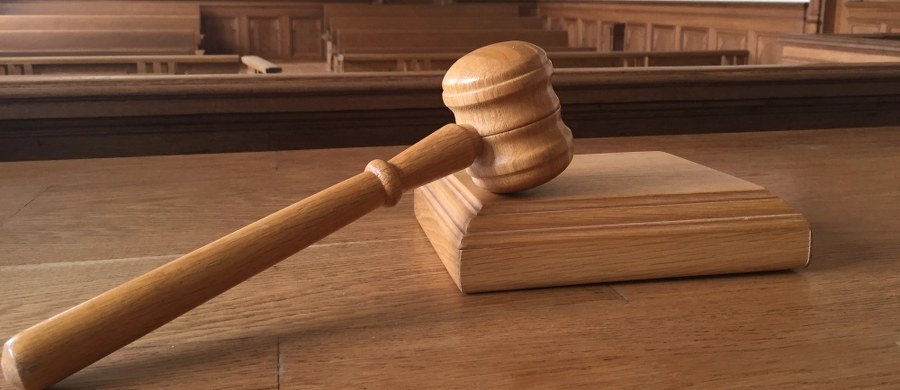 Koniec śledztwa w sprawie zorganizowanej grupy przestępczej, która m.in. handlowała ludźmi i wymuszała pieniądze. Na ławie oskarżonych zasiądą trzy osoby. Prokuratura w Katowicach właśnie skierowała do sądu akt oskarżenia w tej sprawie.