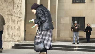83-latka rozdaje ulotki w Warszawie. "Muszę spłacić komornika"