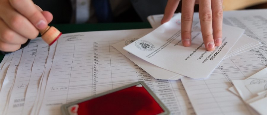 Dotąd zgłosiło się tylko 10 proc. potrzebnych urzędników wyborczych; do rozstrzygnięcia są też kwestie kamer, transmisji online i brakujących 600 mln zł na organizację wyborów samorządowych - mówił szef PKW Wojciech Hermeliński po spotkaniu z szefem MSWiA Joachimem Brudzińskim. ​Spotkanie odbyło się  w siedzibie MSWiA w Warszawie. Uczestniczyli w nim także wiceszef MSWiA Paweł Szefernaker, zastępca przewodniczącego PKW Sylwester Marciniak oraz szefowa Krajowego Biura Wyborczego Magdalena Pietrzak. 