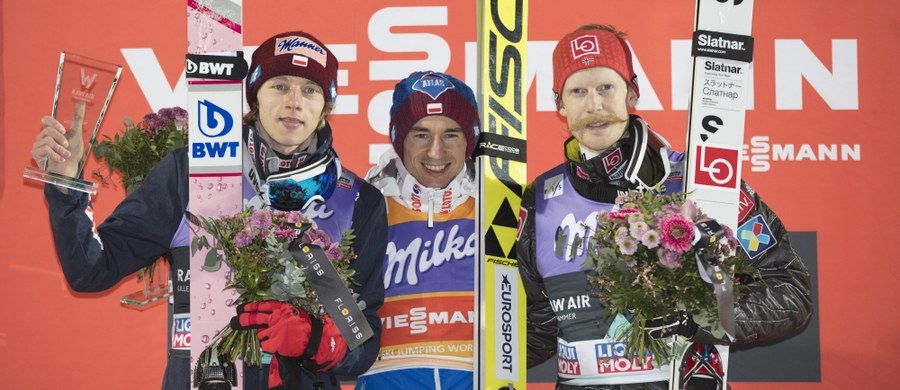 Kamil Stoch wygrał konkurs Pucharu Świata w skokach narciarskich w Lillehammer. Drugi był Dawid Kubacki. Niestety, Stefan Hula, który po pierwszej serii był trzeci, ostatecznie zajął 9. pozycję. W drugiej serii skoczył 129 m. Stoch umocnił się na prowadzeniu w klasyfikacji generalnej PŚ oraz w rozgrywanym na czterech obiektach norweskich cyklu Raw Air.