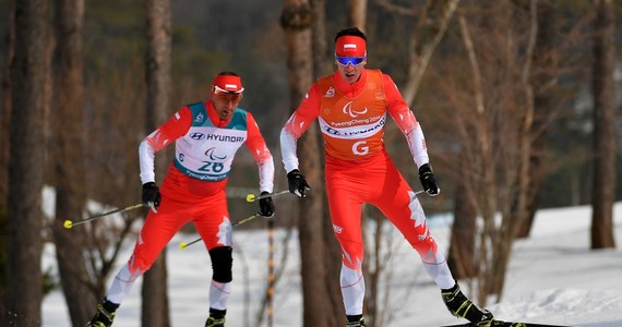 ​Na ćwierćfinałach zakończyli udział w Pjongczangu w środowych paraolimpijskich sprintach w biegu narciarskim techniką klasyczną na 1,5 km Łukasz Kubica i Piotr Garbowski, któremu do awansu do półfinału zabrakło niewiele, ale i tak się cieszył z medalu... syna.