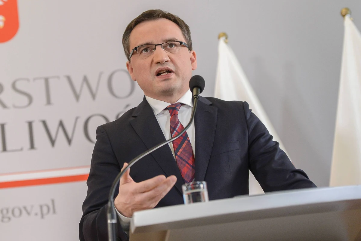"W dniu dzisiejszym przyszło nam poinformować o bardzo ważnych ustaleniach w historycznym śledztwie. Ta sprawa miała swoje różne etapy. Nie ma zbrodni doskonałej. Wszystko wskazuje dziś (...), że prokuratorzy i policjanci pracujący nad tą sprawą dokonali przełomu" - powiedział minister sprawiedliwości Zbigniew Ziobro, komentując przełom w sprawie napadu i zamordowania byłego premiera PRL Piotra Jaroszewicza i jego żony Alicji. Do zbrodni doszło 26 lat temu. "Motyw rabunkowy jest na pierwszym planie zabójstwa Jaroszewiczów; badane i weryfikowane są jeszcze inne wersje" - poinformował szef prokuratury okręgowej w Krakowie Rafał Babiński. W rękach policji znajduje się czterech mężczyzn, trzem z nich postawiono zarzuty kryminalne. Dwóch mężczyzn zostało już tymczasowo aresztowanych. Dziś śledczy skierowali wnioski o areszt dla dwóch pozostałych. Sąd ma podjąć decyzję w czwartek.