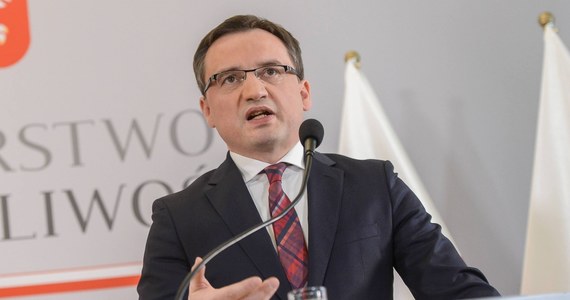 "W dniu dzisiejszym przyszło nam poinformować o bardzo ważnych ustaleniach w historycznym śledztwie. Ta sprawa miała swoje różne etapy. Nie ma zbrodni doskonałej. Wszystko wskazuje dziś (...), że prokuratorzy i policjanci pracujący nad tą sprawą dokonali przełomu" - powiedział minister sprawiedliwości Zbigniew Ziobro, komentując przełom w sprawie napadu i zamordowania byłego premiera PRL Piotra Jaroszewicza i jego żony Alicji. Do zbrodni doszło 26 lat temu. "Motyw rabunkowy jest na pierwszym planie zabójstwa Jaroszewiczów; badane i weryfikowane są jeszcze inne wersje" - poinformował szef prokuratury okręgowej w Krakowie Rafał Babiński. W rękach policji znajduje się czterech mężczyzn, trzem z nich postawiono zarzuty kryminalne. Dwóch mężczyzn zostało już tymczasowo aresztowanych. Dziś śledczy skierowali wnioski o areszt dla dwóch pozostałych. Sąd ma podjąć decyzję w czwartek.