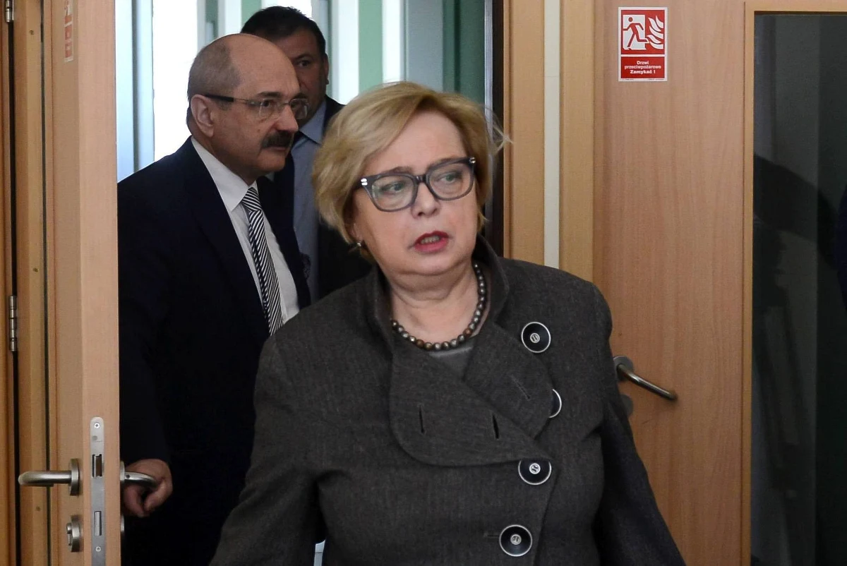 ​Stanowisko I prezes Sądu Najwyższego Małgorzaty Gersdorf ws. zwołania posiedzenia KRS nie ulega zmianie - poinformował Krzysztof Michałowski z zespołu prasowego SN. Wcześniej Gersdorf mówiła PAP, że posiedzenie KRS zwoła "zgodnie z przepisami", a informacja o terminie "pojawi się w stosownym czasie". We wtorek minister sprawiedliwości Zbigniew Ziobro zwrócił się do prezes Gersdorf o "niezwłoczne" zwołanie pierwszego posiedzenia Krajowej Rady Sądownictwa.