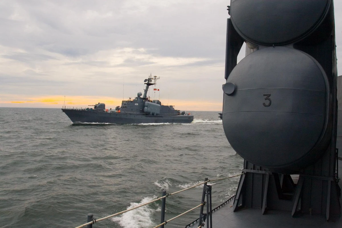 ​Prawie dwa dni trwała akcja ratowania byłego ORP Metalowiec w Porcie Wojennym w Gdyni. Ten wycofany w 2013 roku ze służby były okręt rakietowy w poniedziałek zaczął nabierać wody. O to, by nie poszedł na dno, walczyli między innymi strażacy z wojskowej straży pożarnej, wojskowi nurkowie i załogi okrętów stacjonujących w Gdyni. 