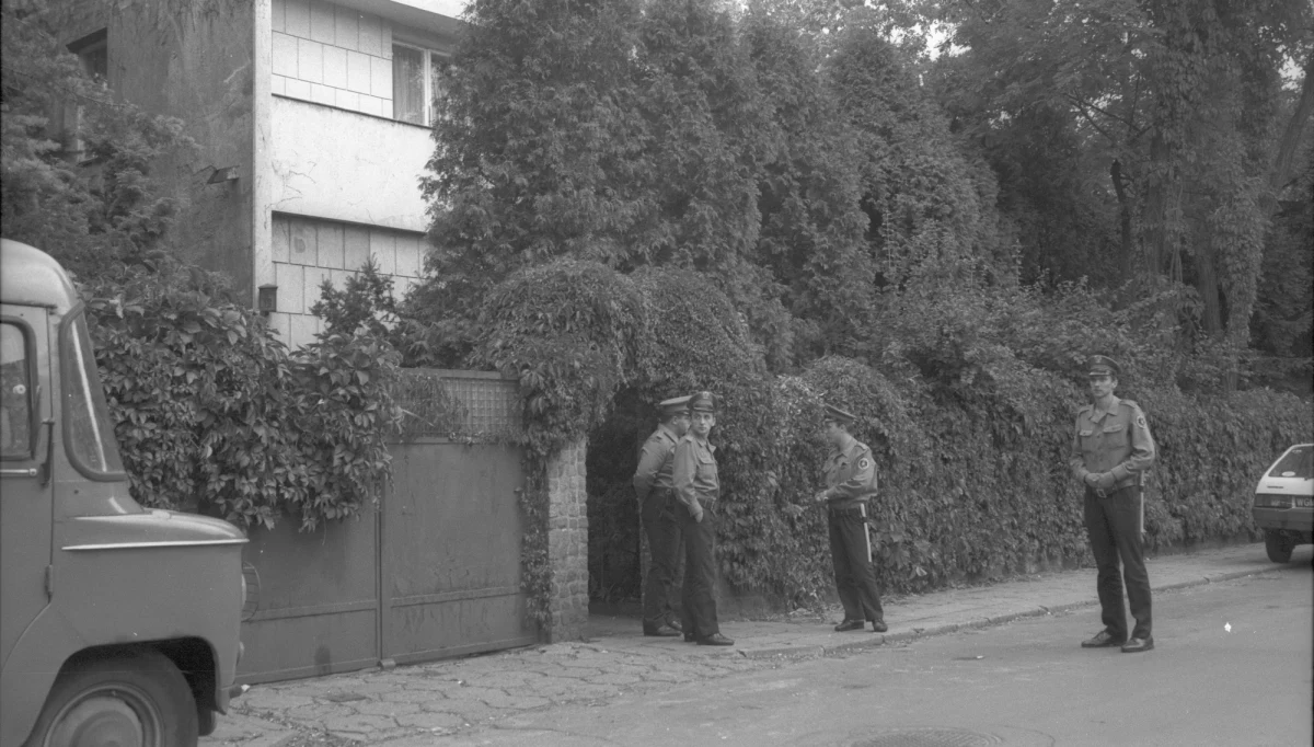 "Były porozrzucane przedmioty, były ślady walki na dole. Tam najprawdopodobniej pan Piotr Jaroszewicz został uderzony w głowę, ponieważ krwawił. Następnie został przeniesiony na górę do swojego gabinetu, gdzie przywiązano go do fotela, a potem założono na szyję pętlę z takiego uchwytu na broń i ściskano, zaciskano mu szyję tak jak garotą, przy użyciu ciupagi. Był na pewno torturowany i zginął na skutek tych przeżyć" - mówi Dariusz Janas, pierwszy szef policyjnej grupy dochodzeniowej badającej napad, w którym w 1992 roku zginął były PRL-owski premier Piotr Jaroszewicz i jego żona Alicja Solska. Janas wspomina, że brano pod uwagę wiele motywów zbrodni. Po 26 latach wreszcie udało się wykryć sprawców przestępstwa. Zatrzymano cztery osoby. "Jest to wielki sukces śledczych, ale bardzo dużo zależało tu od szczęścia" - podkreśla Janas. 