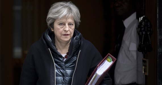 ​Premier Theresa May zapowiedziała wydalenie z Wielkiej Brytanii 23 rosyjskich dyplomatów uznawanych za niezgłoszonych oficerów rosyjskiego wywiadu w ramach sankcji dyplomatycznych po próbie zabójstwa byłego oficera rosyjskiego wywiadu GRU Siergieja Skripala. Jak dodała szefowa brytyjskiego rządu, wskazane osoby mają tydzień na opuszczenie kraju. May powiedziała też, że strona brytyjska zawiesiła wszystkie spotkania bilateralne z Rosją na wysokim szczeblu, w tym podczas tegorocznych piłkarskich mistrzostw świata w Rosji. 
