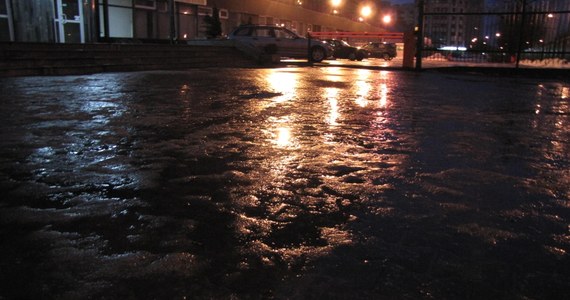 Rządowe Centrum Bezpieczeństwa ostrzega przed oblodzeniem na drogach i chodnikach. W związku z gołoledzią Instytut Meteorologii i Gospodarki Wodnej wydał alerty 1. stopnia dla sześciu województw.