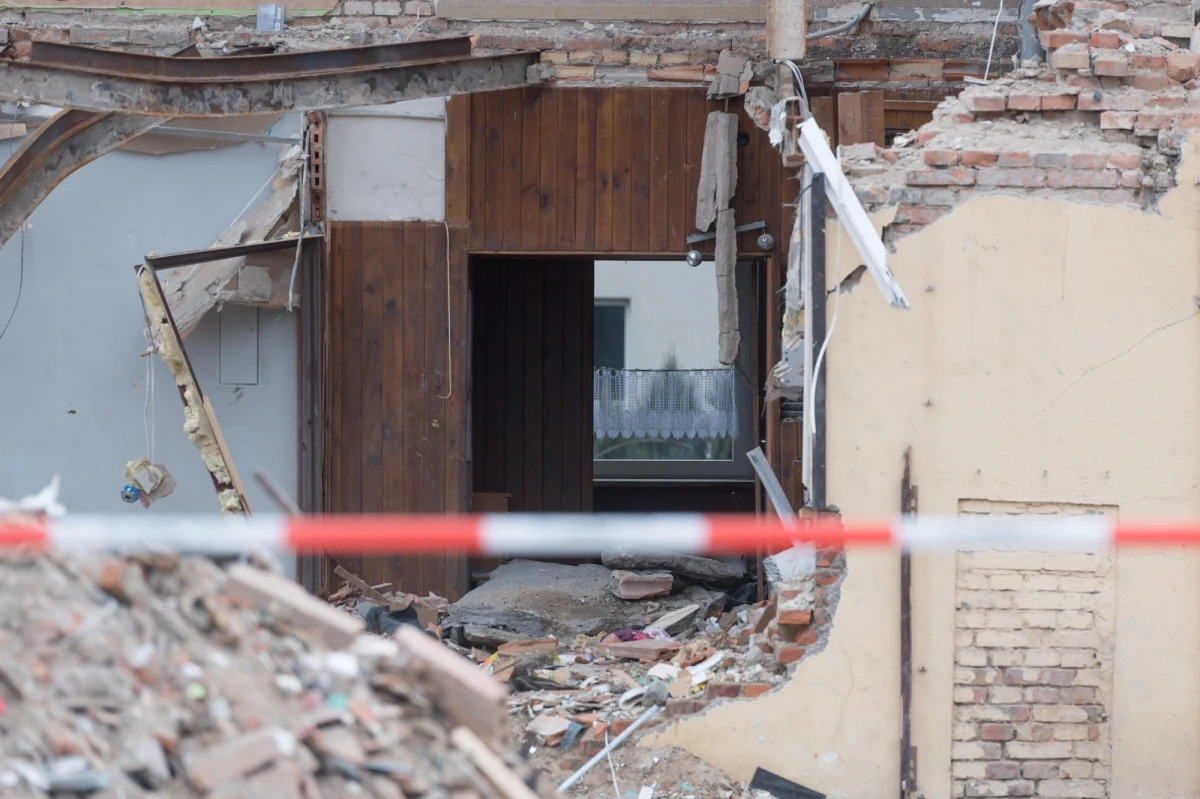 Tomasz J., podejrzewany o spowodowanie wybuchu na poznańskim Dębcu, został wybudzony ze śpiączki. Zaczął mówić i jest z nim logiczny kontakt. Wcześniej były obawy, że mężczyzna - ze względu na oparzenia górnych dróg oddechowych – nie będzie mógł wypowiadać żadnych słów. Okazało się, że jest inaczej. Jego stan znacznie się poprawił. Teoretycznie oznacza to, że może zostać przesłuchany. W praktyce – trzeba będzie na to poczekać. 