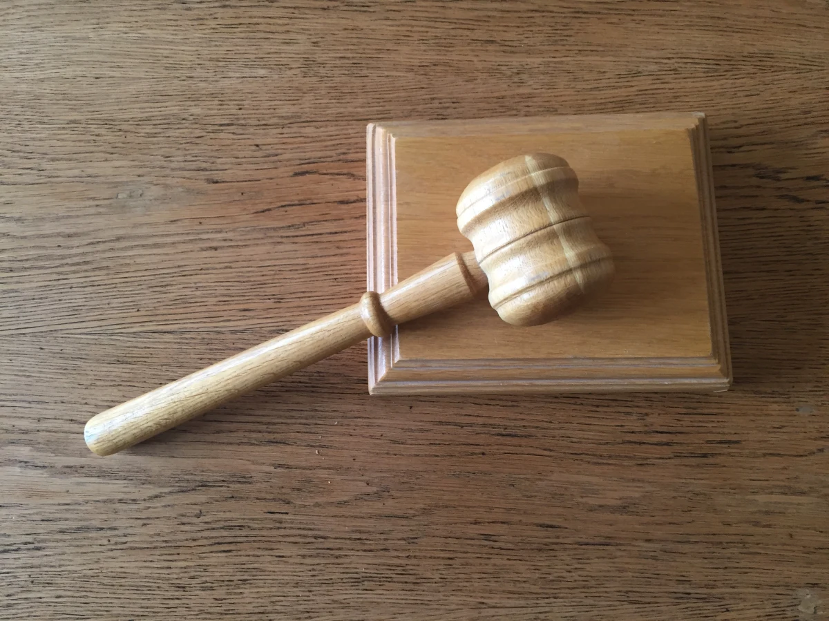 Proces w sprawie uderzenia przechodnia kawałkiem pizzy ruszył przed Sądem Rejonowym w Gryfinie w Zachodniopomorskiem. Do incydentu doszło podczas zeszłorocznej gryfińskiej manifestacji "Łańcuch światła". Pizzę na twarzy przechodnia miał rozsmarować radny powiatowy.