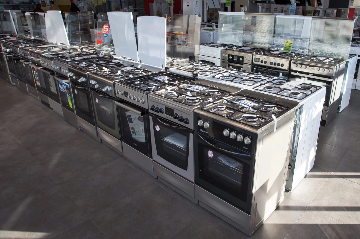 W ubiegłym roku producenci sprzedali sieciom handlowym prawie 6 mln sztuk tak zwanego dużego AGD. To wzrost o 2,7 proc. - informuje w czwartek "Puls Biznesu". "Do krajowych sieci handlowych trafiło w ubiegłym roku 5,967 mln sztuk pralek, suszarek, zmywarek, lodówek i zamrażarek, kuchenek, piekarników i płyt oraz okapów - wynika z danych, które zebrał CECED Polska, związek pracodawców AGD. Należy do niego 26 producentów, którzy odpowiadają za około 98 proc. krajowej produkcji. W 2016 roku było to prawie 5,81 mln sztuk. 