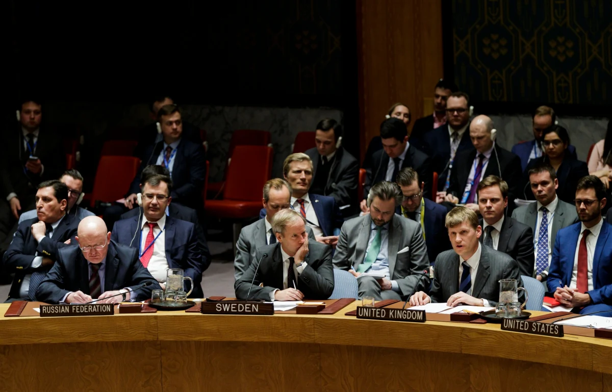 "Polska potępia bezprecedensowy atak z użyciem środka paralityczno-drgawkowego dokonany na terytorium Zjednoczonego Królestwa" - powiedziała polska ambasador w ONZ . Joanna Wronecka wystąpiła podczas nadzwyczajnego posiedzenia Rady Bezpieczeństwa zwołanego 
na prośbę Wielkiej Brytanii. Według przedstawicielki polskich służb dyplomatycznych "atak zmierzający do zamordowania Siergieja Skripala i jego córki Julii Skripal z narażeniem życia niewinnych obywateli był pierwszym przypadkiem użycia broni chemicznej na terytorium Europy od zakończenia II wojny światowej". W środę, Biały Dom, w wydanym oświadczeniu podzielił "przekonanie Zjednoczonego Królestwa, że Rosja jest odpowiedzialna za ten ohydny atak". 