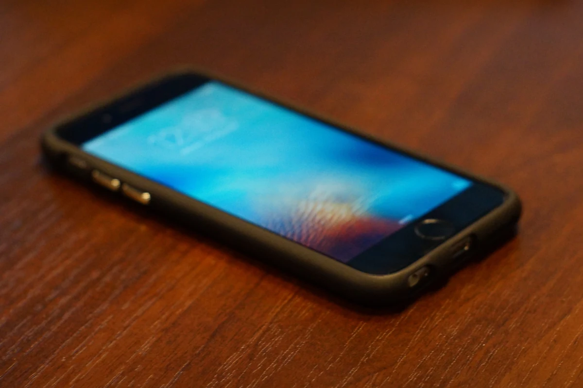 Zaległości klientów wobec operatorów komórkowych figurujące w bazie Krajowego Rejestru Długów przekraczają 713 mln zł. Rekordzista ma do oddania ponad 200 tys. zł - poinformował KRD. Dodano, że najczęściej klienci wpadają w spiralę zaległości, "bo chcą dostać smartfon na korzystnych warunkach".